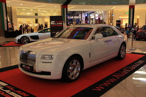 感受迪拜二手车市场的豪车盛宴_汽车频道_大