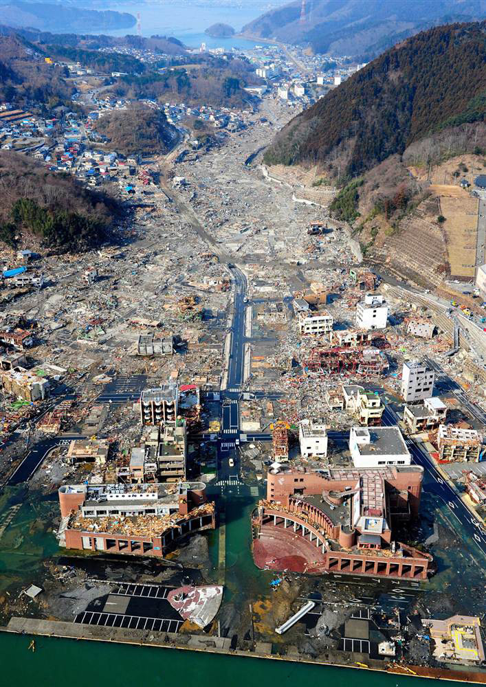 1. 3月11日,日本岩沼,海啸冲击海岸吞没建筑.