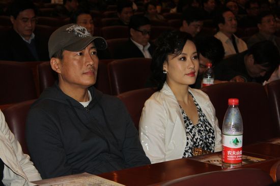 组图:《琴动我心》首映 武汉伢主演缺席宣传_