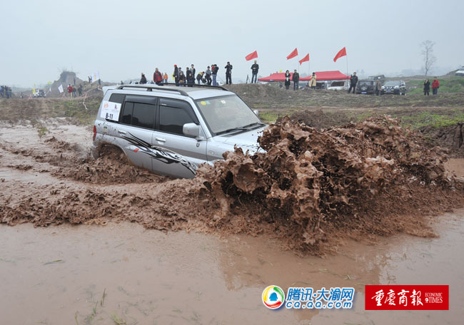 大足龙水湖越野车大奖赛场面扣人心弦(图)