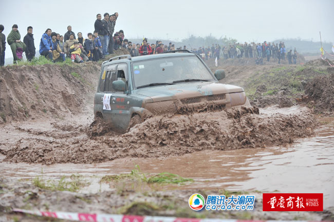大足龙水湖越野车大奖赛场面扣人心弦(图)