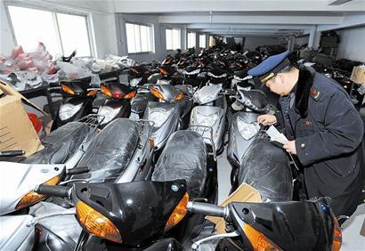 武汉一地下摩托车厂拼装冒牌名车 昨被 一锅端