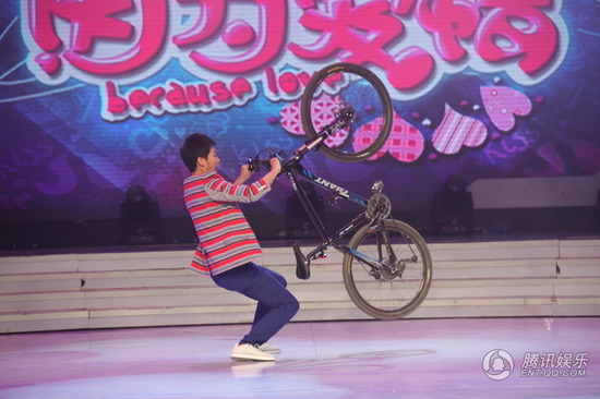 7月26日快乐大本营开始时快乐家族唱的歌叫什