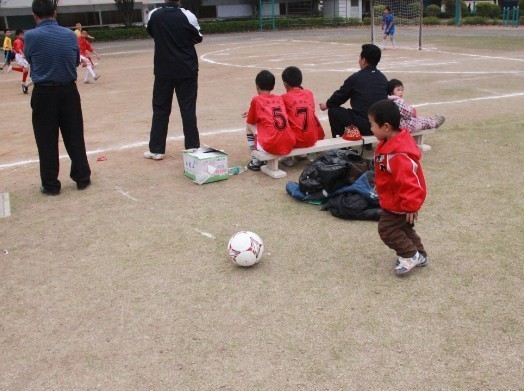 祖图:梅州校园足球现小球童 场边带球练球技