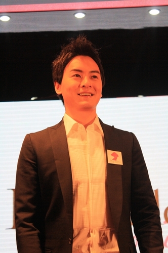组图:花样型男郑元畅亮相武汉 爆料<em>心跳女</em>艺人