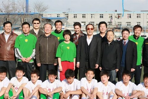 北京校园足球赛启动 刘爱玲高峰与小同学互动