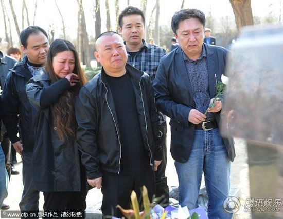 郭德纲祭拜侯耀文跪地痛哭 自称对得起师傅_娱