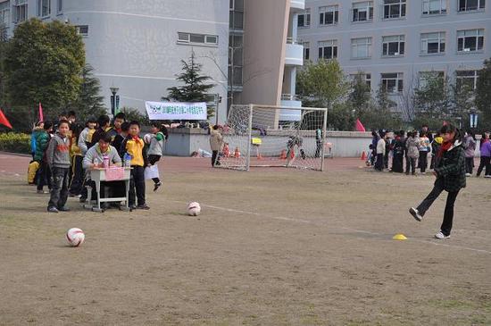 杭州下沙二小校园足球节 同学体验足球魅力