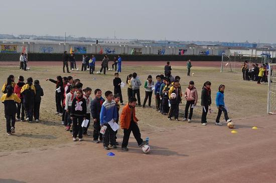 杭州下沙二小校园足球节 同学体验足球魅力