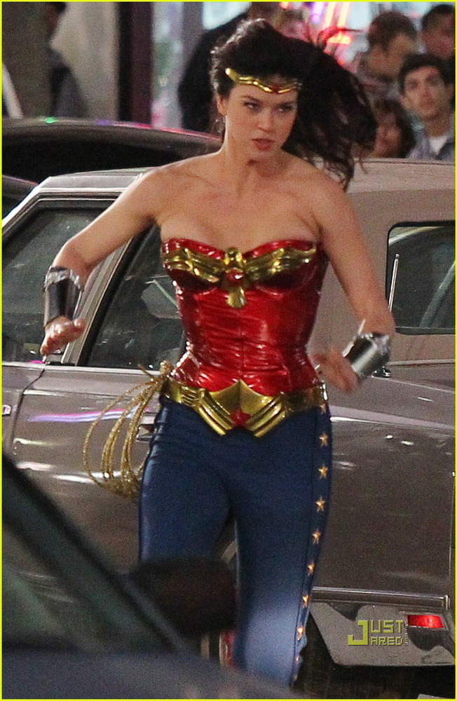 《<em>神奇女侠</em>》新剧照 女侠戏服被批廉价|明星贴