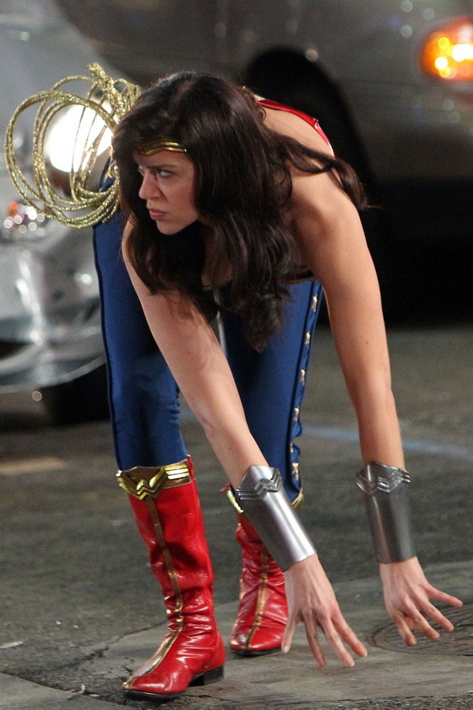 《<em>神奇女侠</em>》新剧照 女侠戏服被批廉价|明星贴