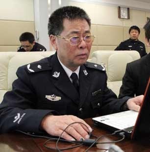 组图:武汉市公安局副局长接受腾讯大楚微对话_新闻中心_清明节_腾讯