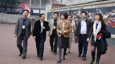 副市长吴刚视察杨家坪中学五个校园建设