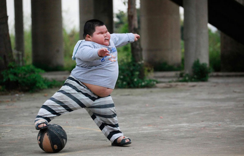 4岁小胖体重已达120斤 靠踢足球减肥