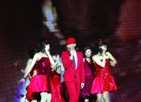 忘情冷雨夜! 6万歌迷来听他的演唱会(组图)