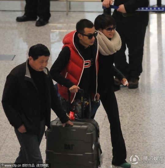 组图: 文章 偕爱妻 马伊琍 恩爱 现身  获岳父接机_