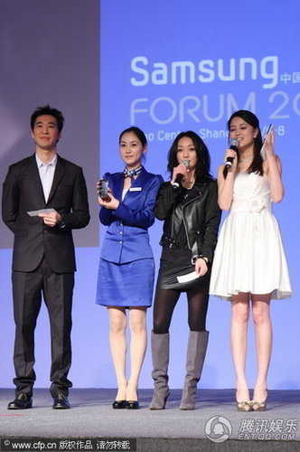 周迅穿劲爆皮裙展风情 黄立行顶凤梨头遭热抱