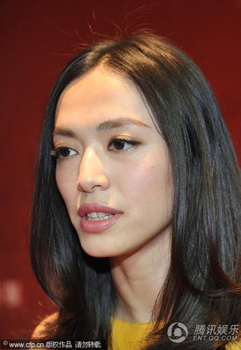 姚晨黄裙短装性感迷人 马艳丽斜肩露背显高贵