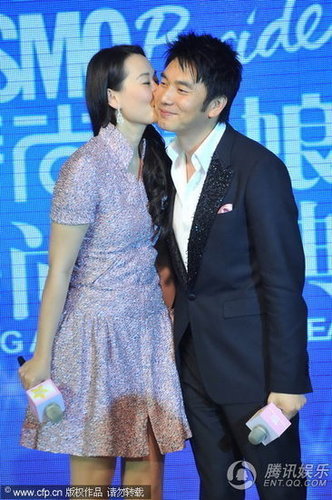 罗嘉良展示妻玉背神情得意 林依轮与妻子激吻