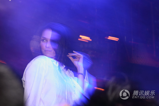 日女优小泽玛利亚来华演出 酒吧热舞引爆全场