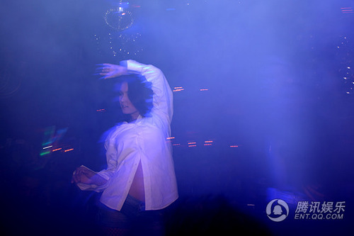 组图:小泽玛利亚来华演出 酒吧热舞引爆全场_