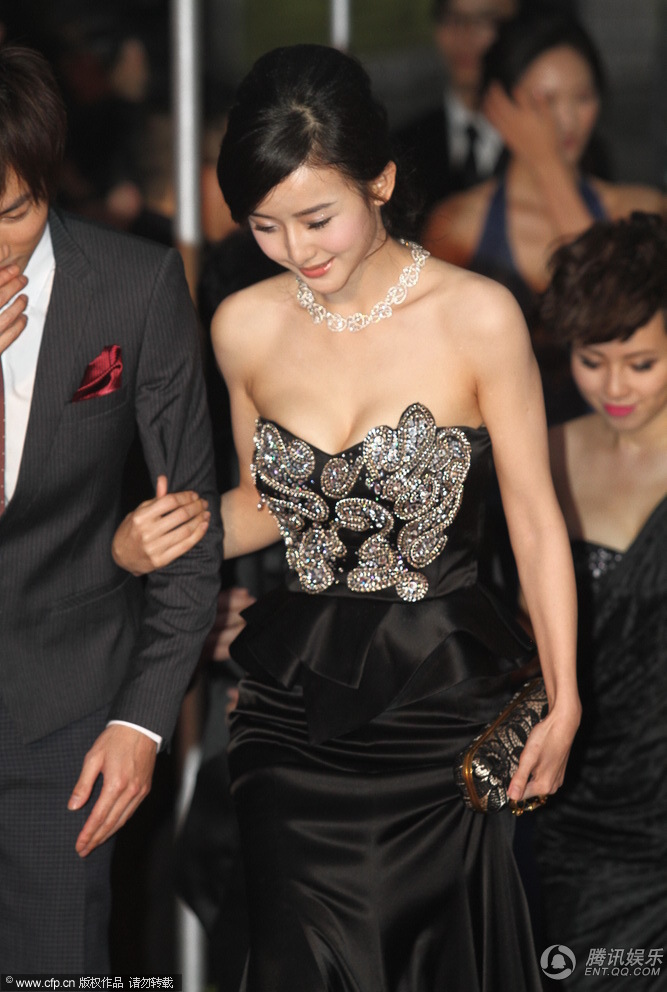 吕晶晶黑色低胸装性感