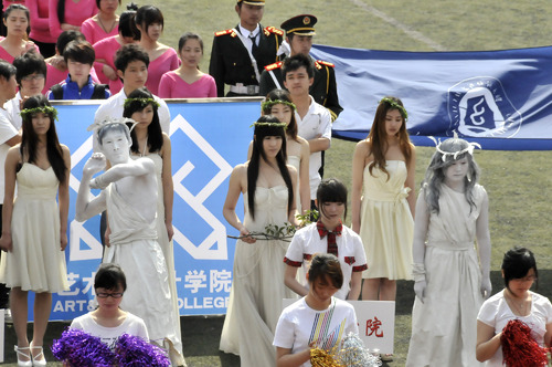 希腊<em>女神</em>亮相武汉纺织<em>大学</em>运动会(组图)