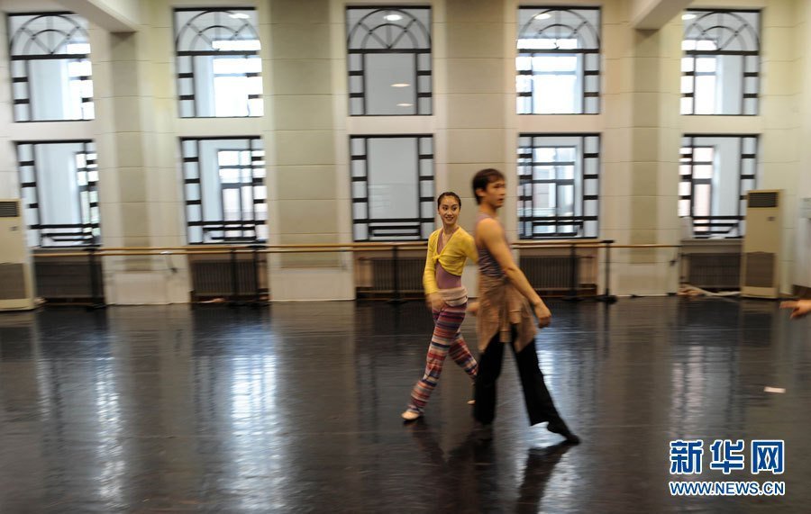 中央芭蕾舞团90后女生足尖逐梦 - 菁菁校园 - 胡