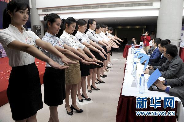 组图:参选空姐女学生被男老师量身高露羞涩