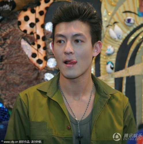 陈冠希与艺术公司合作大秀摄影作品 吐舌搞怪