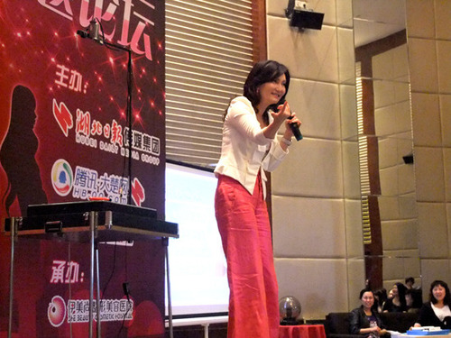 湖北精英女性论坛落幕 <em>张怡筠</em>rap演绎乐观之歌