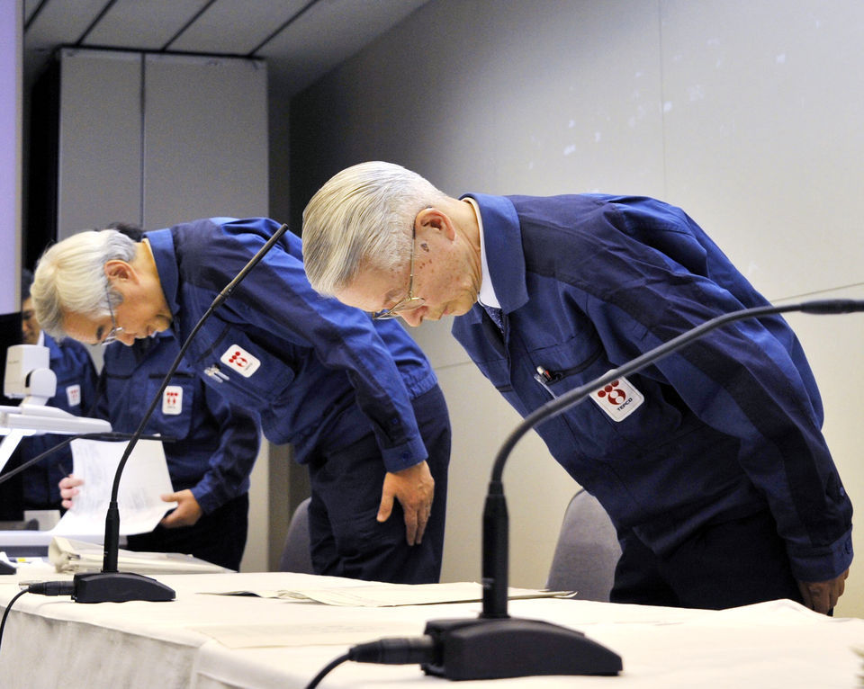 组图:日本东电社长向灾民下跪道歉遭怒斥