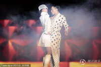 组图:刘德华个唱与辣妹贴身舞 赤身秀健硕肌肉