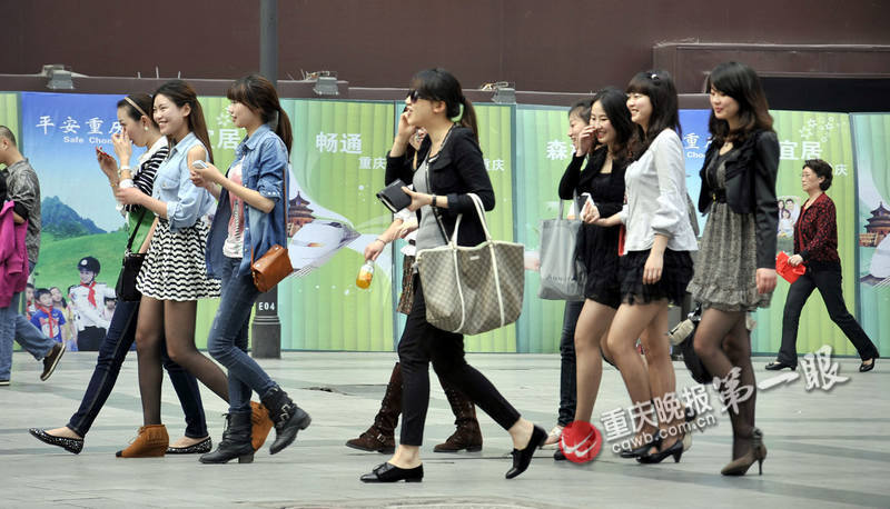 高清:重庆气温升高 <em>美女</em>清凉<em>装扮</em>出行_新闻中