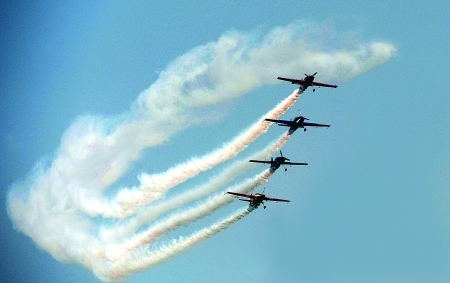 飞行大师聚大足驾机翻筋斗 大足航空旅游节开