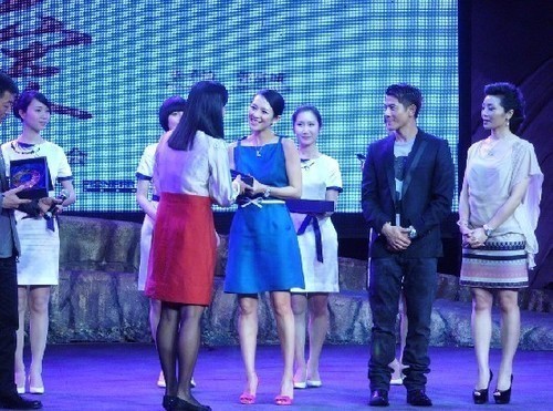 组图:《最爱》成都宣传 章子怡三度泪洒现场_