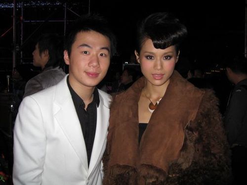 组图:《麦克疯了》主持人令狐与大明星合影_娱