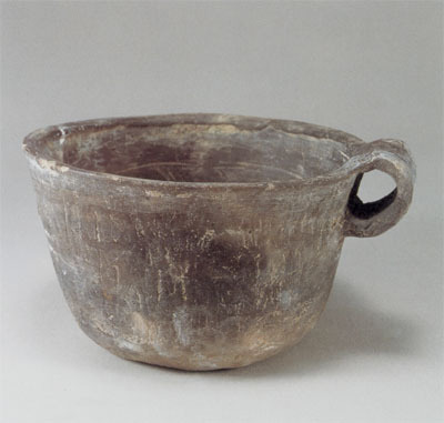 组图:河姆渡文物展示之陶器