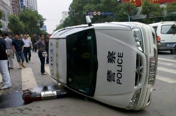 湖南交警打人遭千人围堵 2辆警车被掀翻(图)