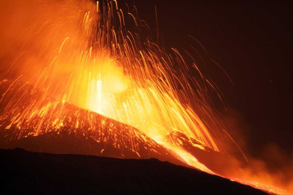 意大利"埃特纳"火山喷发 熔岩倾泻