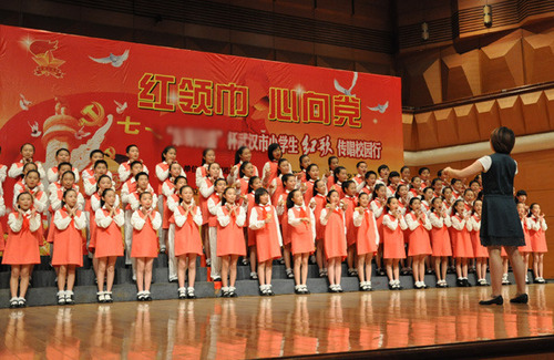 组图:武汉市小学生传唱红歌 难忘童声激荡人心