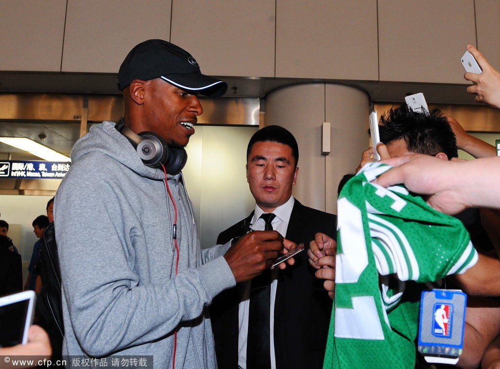 雷阿伦抵京开始中国行 受球迷热情接机-谈天论