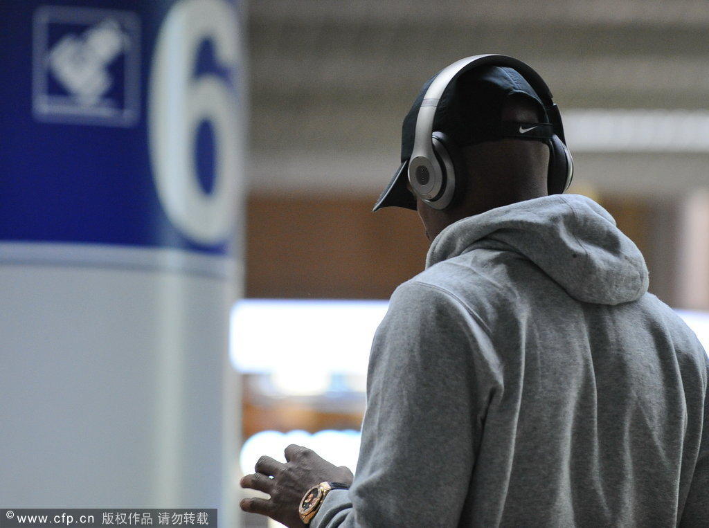 雷阿伦抵京开始中国行 受球迷热情接机-谈天论