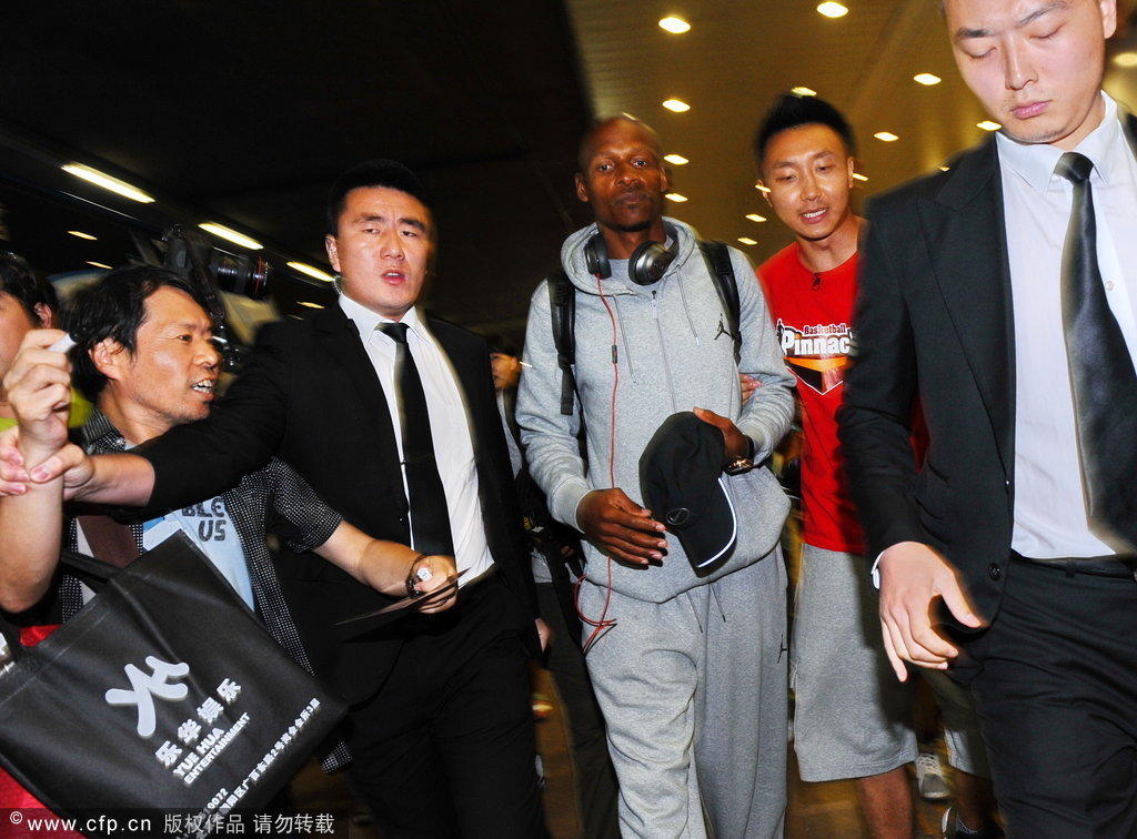 雷阿伦抵京开始中国行 受球迷热情接机-谈天论