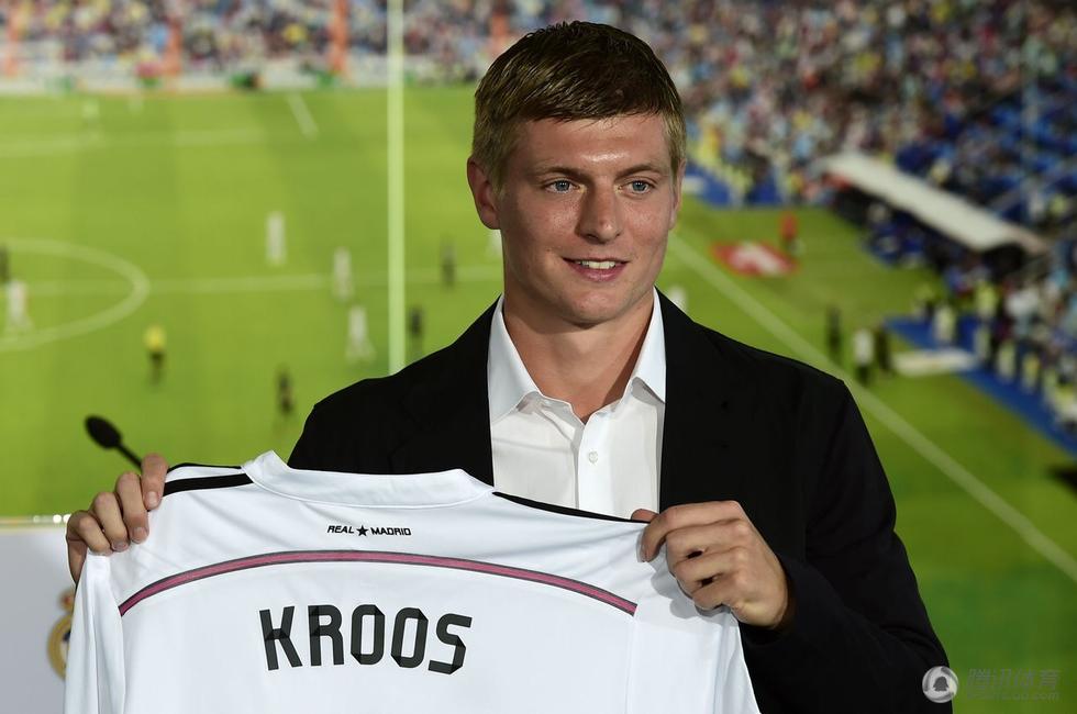 克罗斯正式亮相伯纳乌 数万球迷迎接