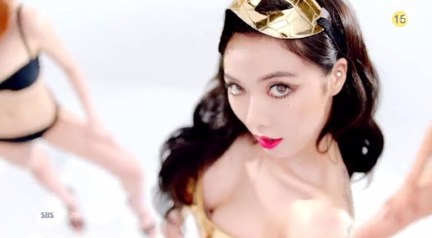 韩国<em>性感</em>新<em>女神</em>泫雅新<em>MV</em> 抱毛绒玩具露勾魂胸