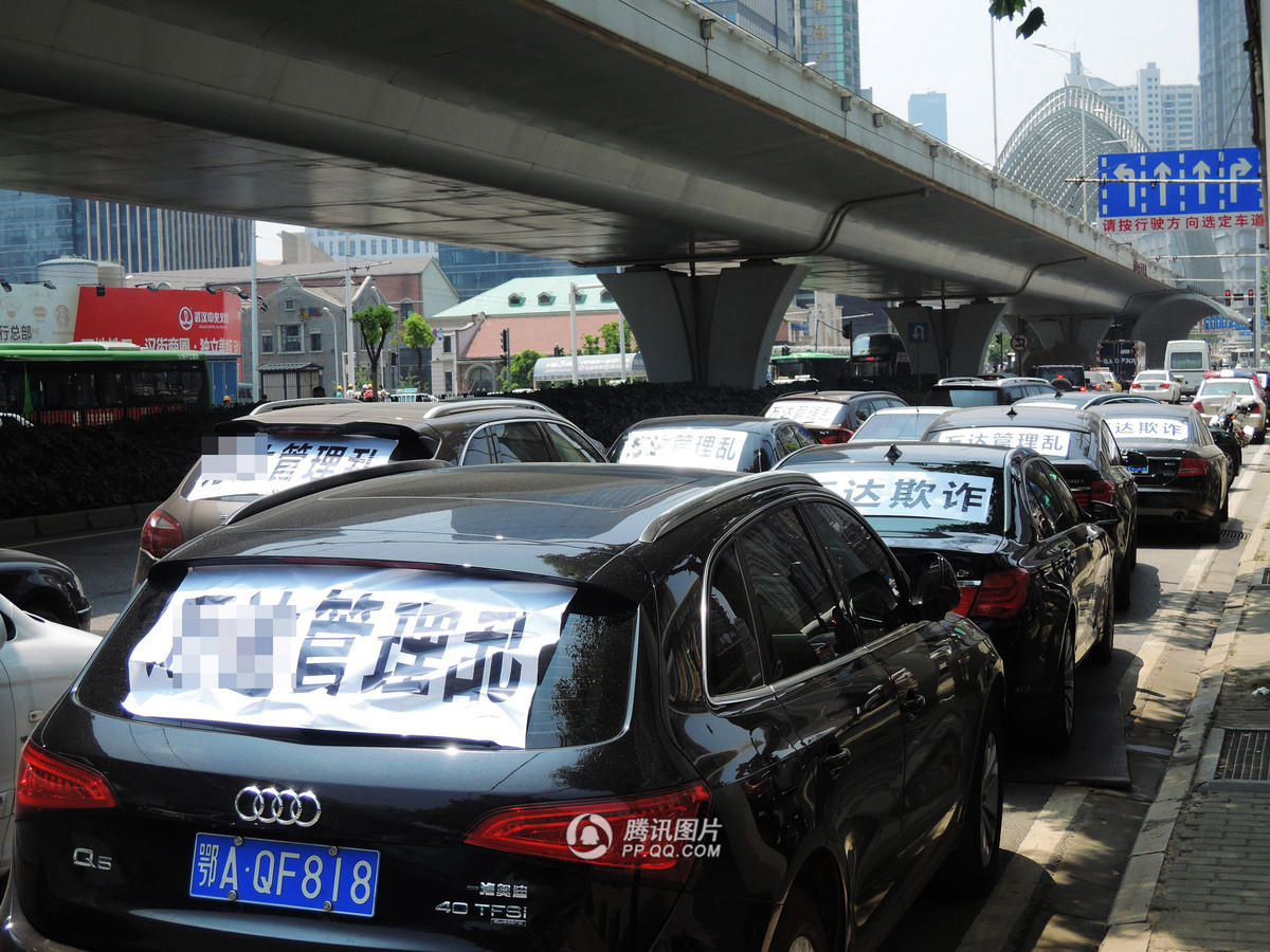武汉五场北路万达公馆中央文化区 业主轿车堵门与开发商起纠纷