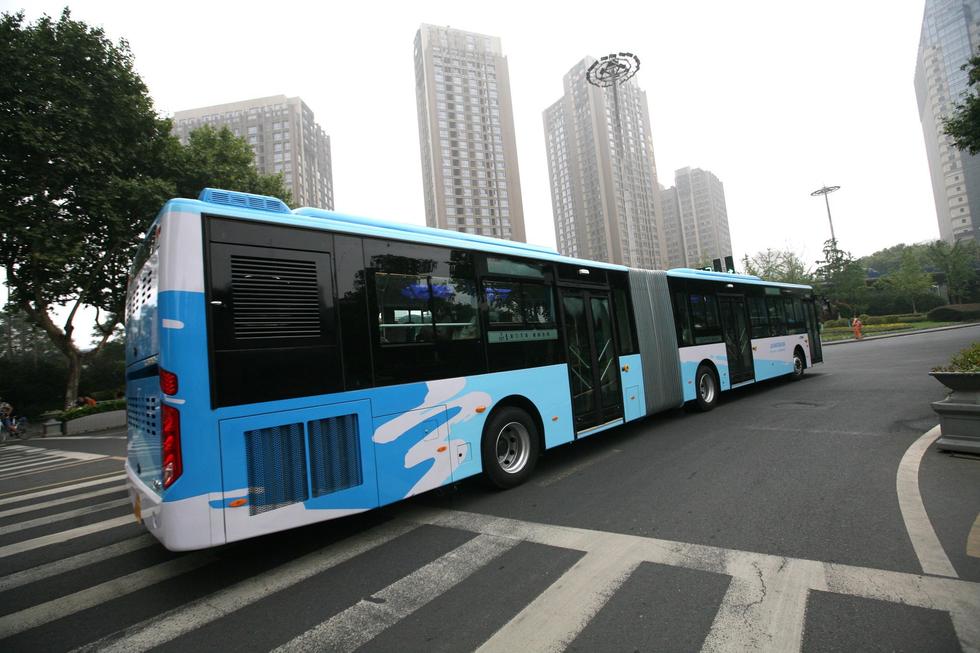 南京街头现“巨无霸”公交车 车身长18米2014.7.28 - fpdlgswmx - fpdlgswmx的博客 南京街头现“巨无霸”公交车 车身长18米2014.7.28 - fpdlgswmx - fpdlgswmx的博客