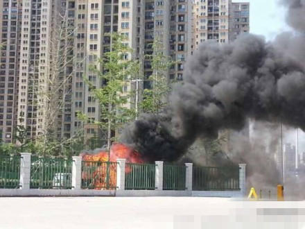 快讯:湖北武汉华科大附属梨园医院门口一辆大巴自燃,发生爆炸