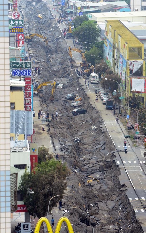 台湾高雄燃气爆炸已致35人死267人伤-麻辣杂谈-四川论坛-麻辣社区